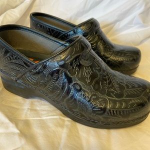 Black Floral Dansko Pro XP Women’s Clogs